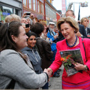 Dronning Sonja kjøper gatemagasinet Virkelig av selger Ann Vigdis Myhre under byvandringen i Trømsø (Foto: COP / NTB scanpix)